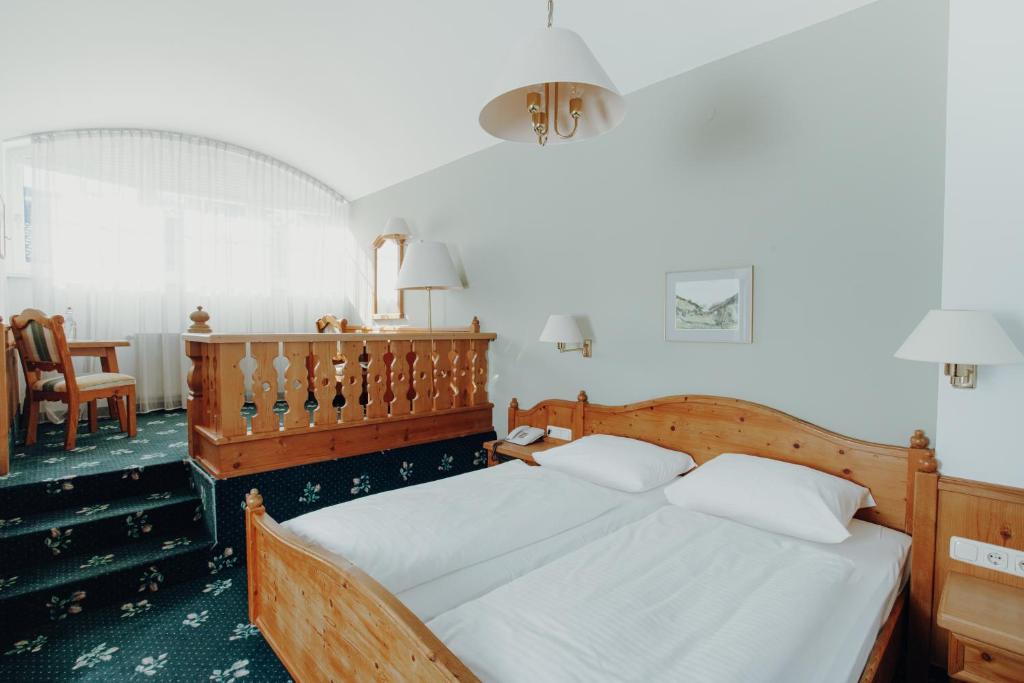 Postel nebo postele na pokoji v ubytování Langwies Genussherberge