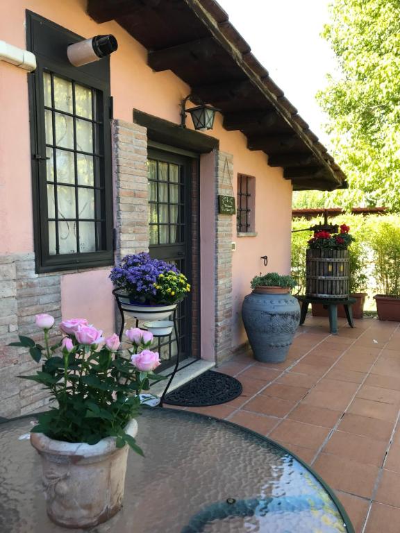 un patio con flores en macetas y una casa en Villa Adriana House - alloggio turistico ID 18021 en Tivoli