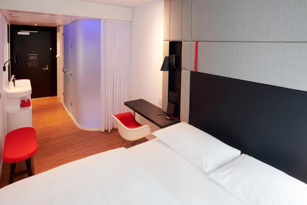 Postel nebo postele na pokoji v ubytování citizenM Chicago Downtown