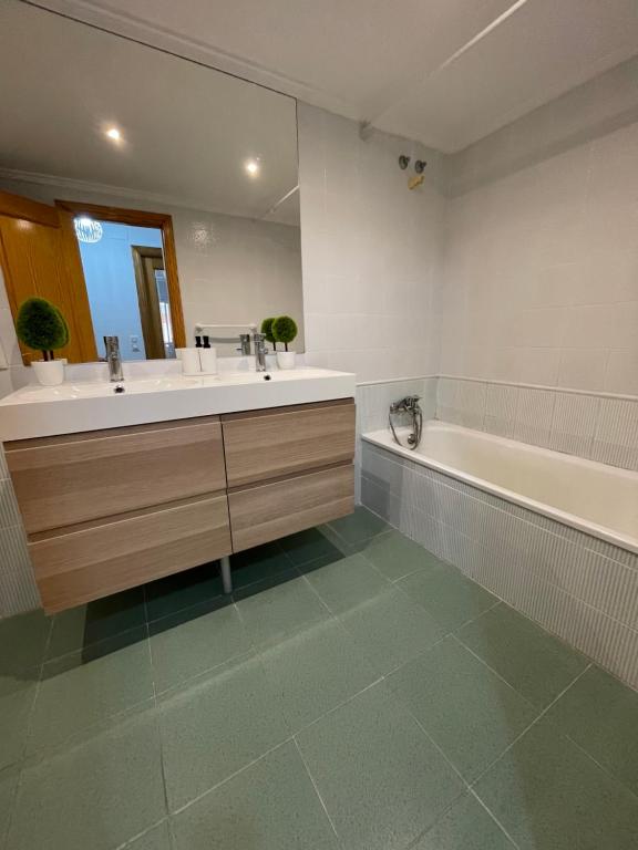 A bathroom at UIM Mediterraneo Claveles Wifi