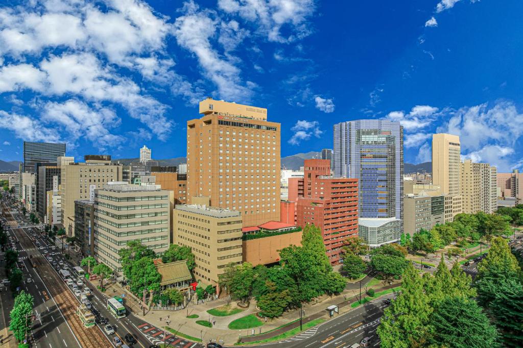 uma vista para uma cidade com edifícios altos em ANA Crowne Plaza Hiroshima, an IHG Hotel em Hiroshima