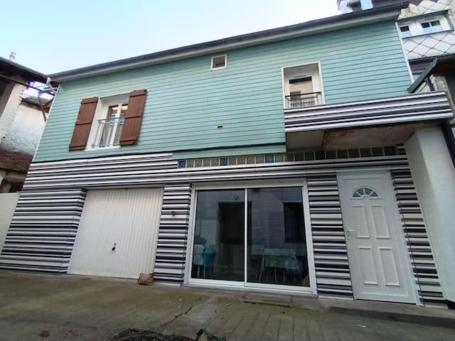 una casa azul con una puerta y ventanas blancas en Agréable maison de ville En plein cœur de Rouen, en Rouen