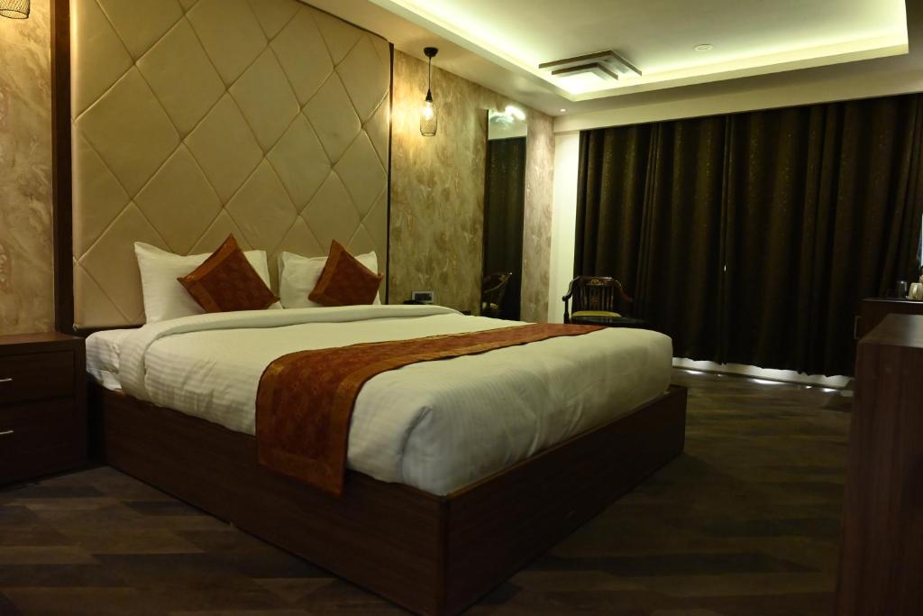 Postel nebo postele na pokoji v ubytování THE TRIUMPH HOTEL