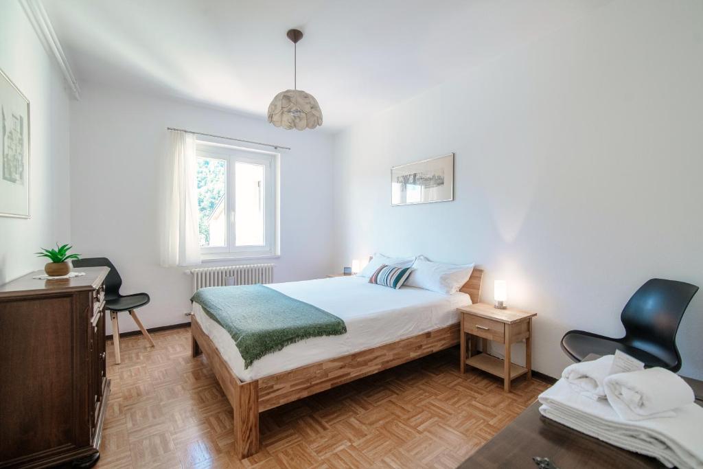 1 dormitorio con cama, escritorio y silla en Casa Serena by Quokka 360 - close to the shopping centre, en Grancia