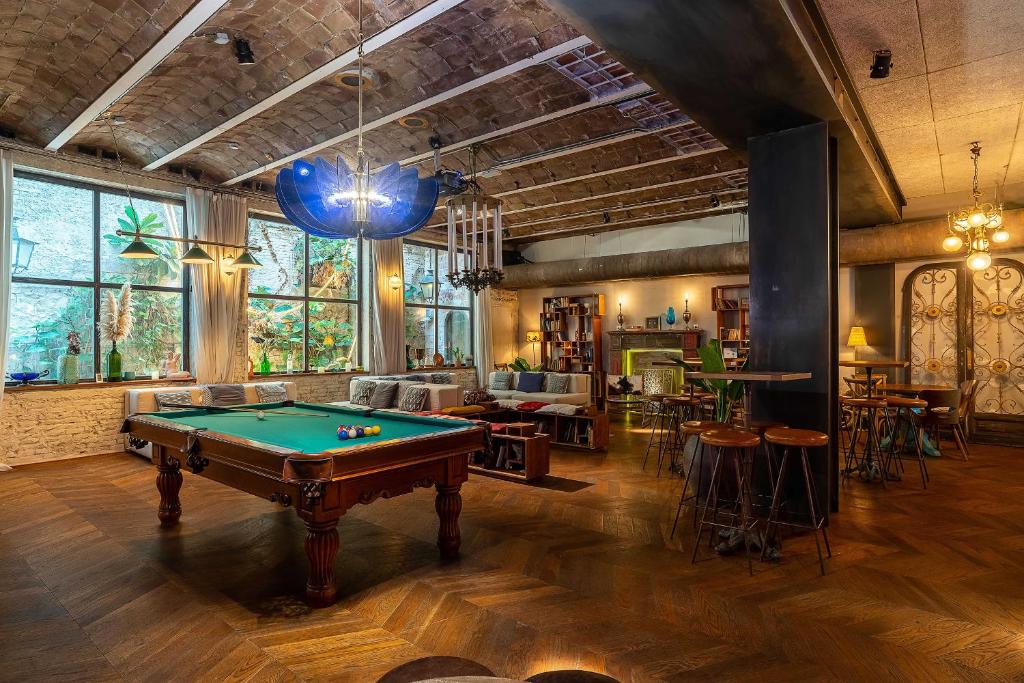 een woonkamer met een pooltafel. bij Casa Gracia in Barcelona