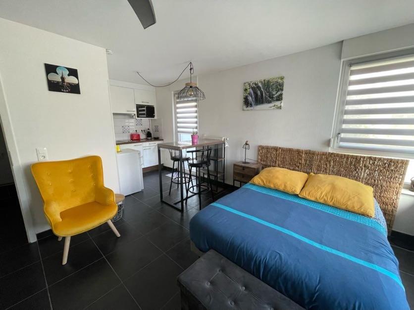 1 dormitorio con 1 cama azul y cocina en Le Beffroi, en Obernai