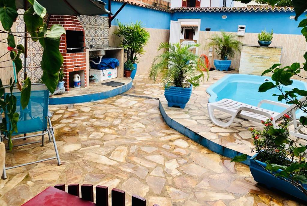 בריכת השחייה שנמצאת ב-Casa aconchegante com piscina או באזור
