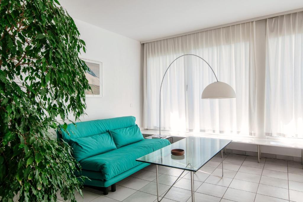 Uma área de estar em Evia Apartment - bright three-room apartment with lake view