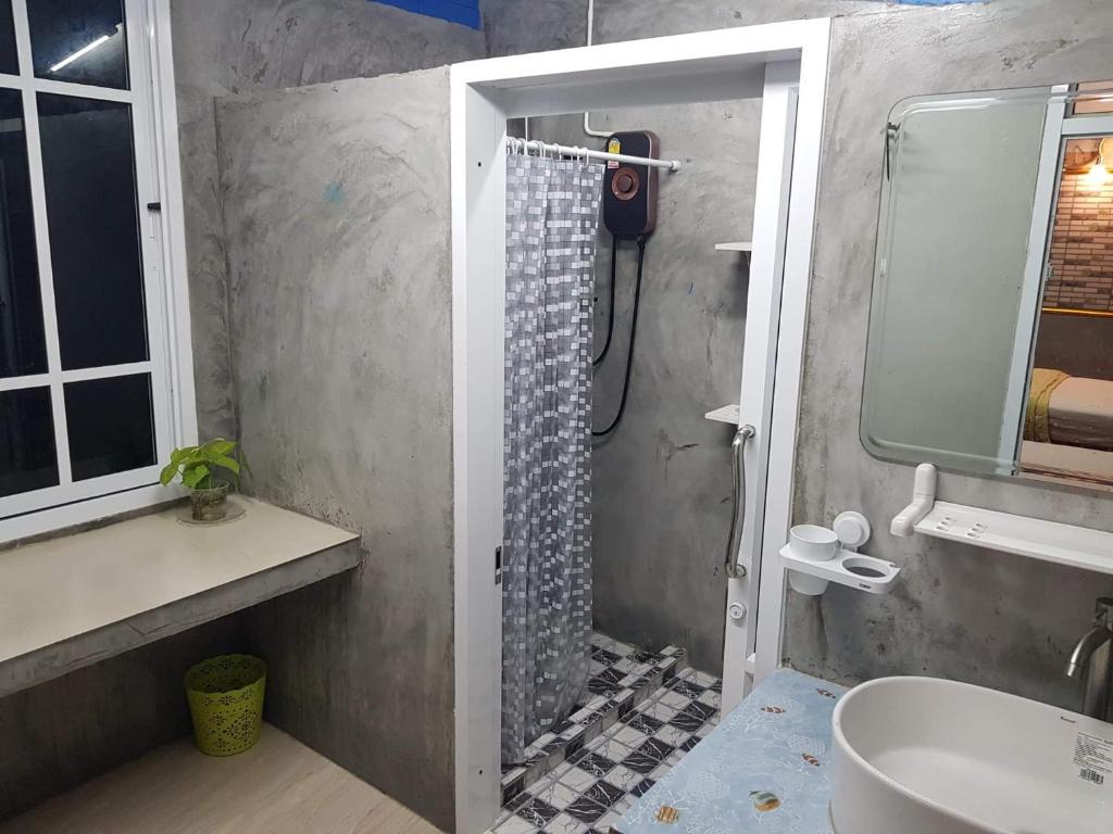 Koupelna v ubytování Baan Thabthong Homestay (บ้านทับทอง โฮมสเตย์)