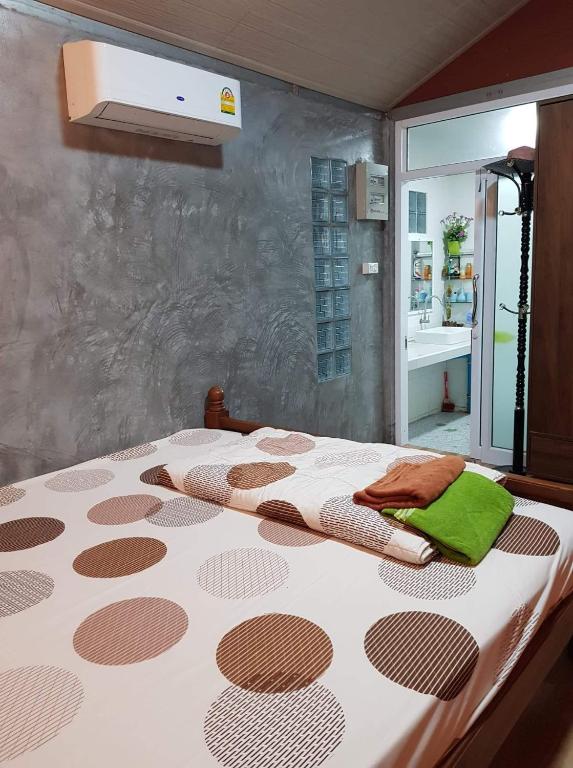 Postel nebo postele na pokoji v ubytování Baan Thabthong Homestay (บ้านทับทอง โฮมสเตย์)