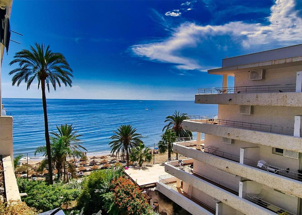 vistas al océano desde un edificio en Skol 440. Nice 1 Bed Apartment with Sea Views in Marbella centre., en Marbella