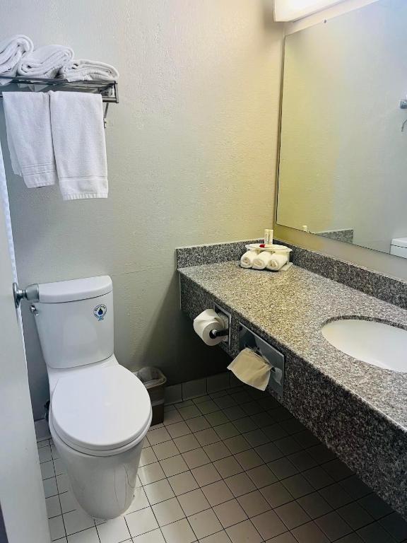 Baymont by Wyndham Keokuk - King Studio Suite With Jetted Tub - Non-Smoking