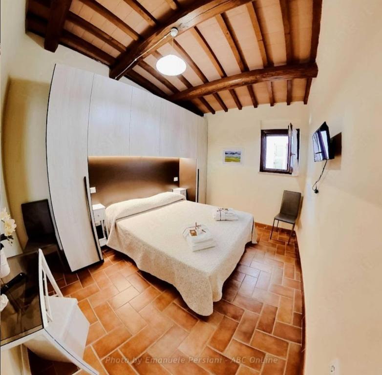 a bedroom with a bed in a room at La Casetta di Lola in Norcia