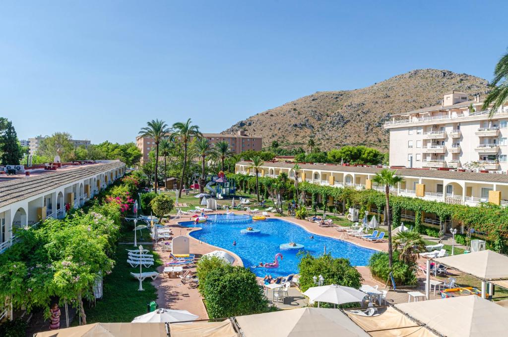 una vista aérea de un complejo con piscina en Mariner Club, en Puerto de Alcudia