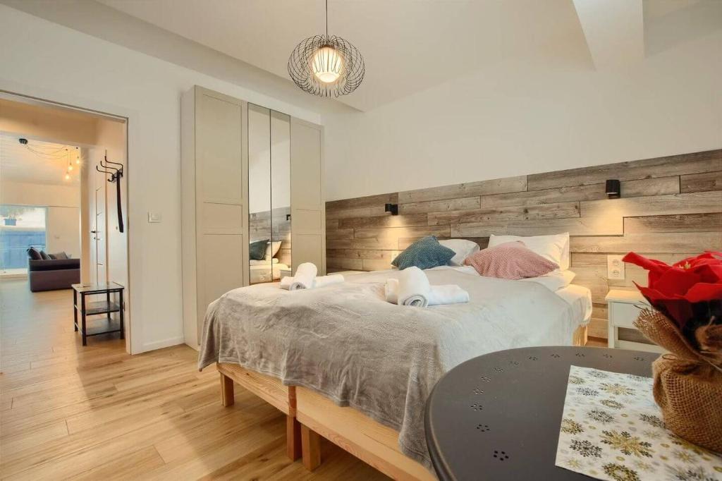 Posteľ alebo postele v izbe v ubytovaní Sun&Sport Apartamenty CEDROWY i ABIES parking i prywatna sauna w cenie