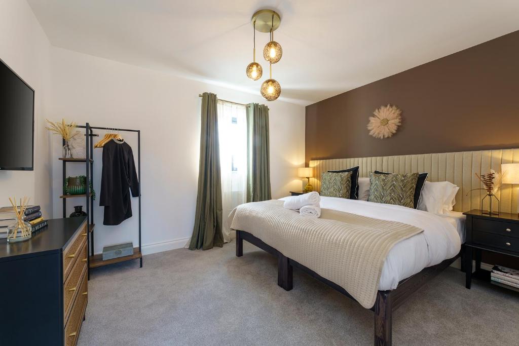 a bedroom with a large bed and a television at Alba - 2 Bedroom Luxury Apartment by Mint Stays in Bristol