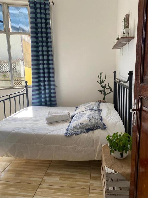 a bedroom with a bed and a window at Salvador Dance-Hall Cuartos Privados in Salvador