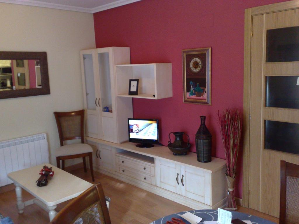 een woonkamer met een tv en een tafel bij Candelario in Candelario
