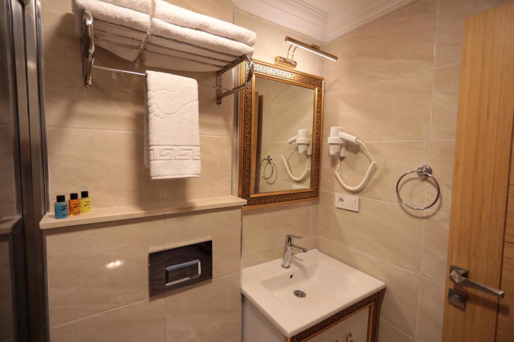 A bathroom at Gülec Konak Hotel
