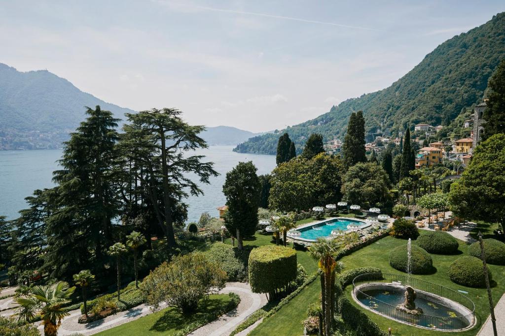Vista ariale di un resort con lago e montagne di Passalacqua a Moltrasio