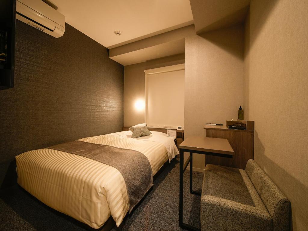 Postel nebo postele na pokoji v ubytování Super Hotel Premier Ikebukuro Natural Hot Spring