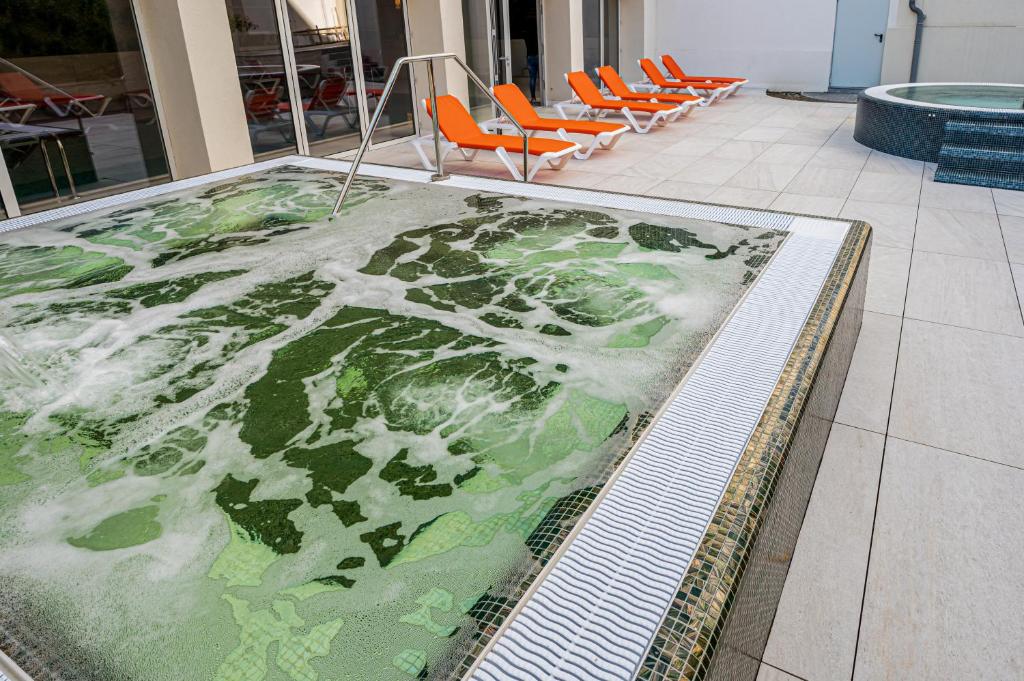 Bazén v ubytování Hotel Carolin nebo v jeho okolí