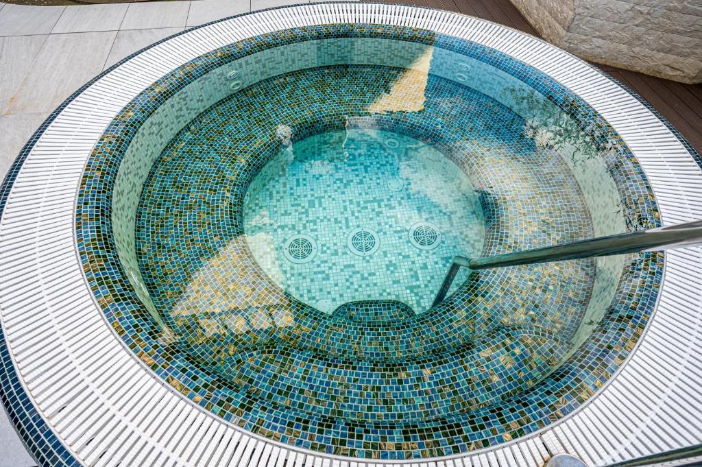 Bazén v ubytování Hotel Carolin nebo v jeho okolí