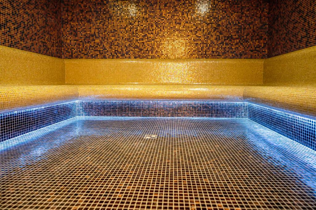 Bazén v ubytování Hotel Carolin nebo v jeho okolí