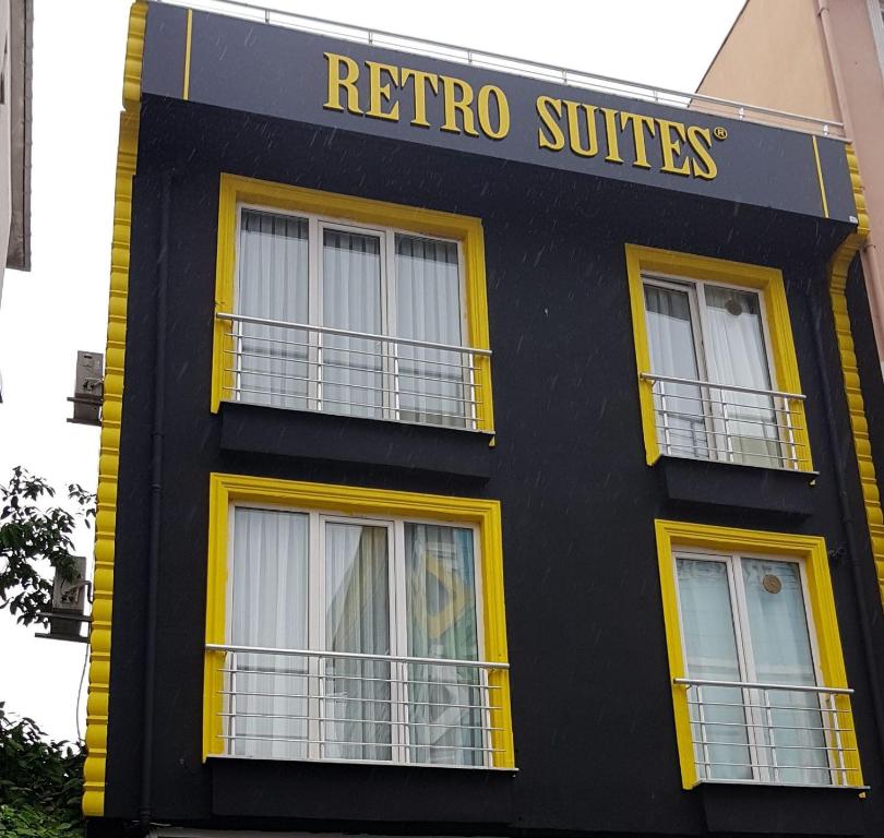 イスタンブールにあるRetro Suitesの黒と黄色の建物で、レフリオスイートのサインが付いています。