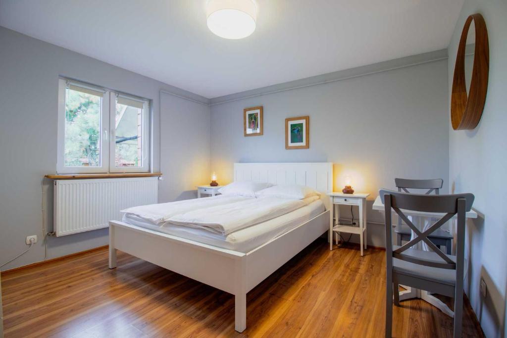 - une chambre avec un lit, une table et une chaise dans l'établissement Sosenka, à Białowieża