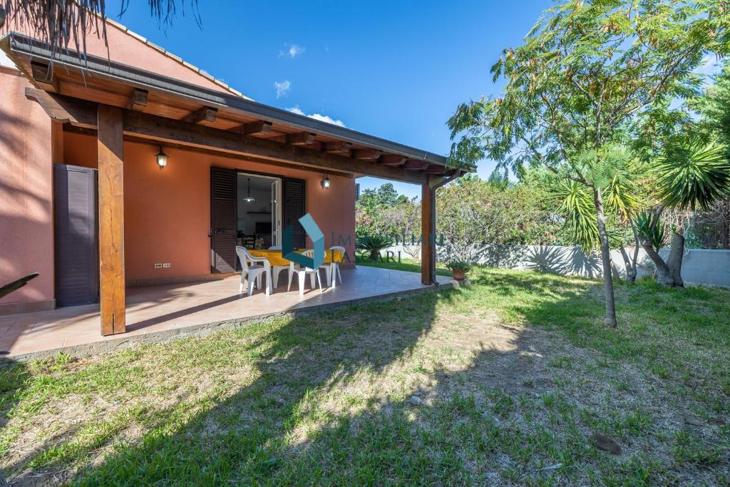 Ogród w obiekcie Villa Siragusa con piscina condominiale