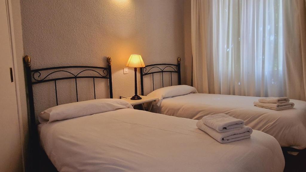 Posteľ alebo postele v izbe v ubytovaní IMEDA apartamentos EUROPA SIERRA NEVADA