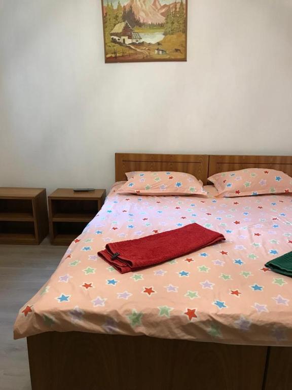 Una cama con un edredón con estrellas. en Brutarilor Guest House, en Cluj-Napoca