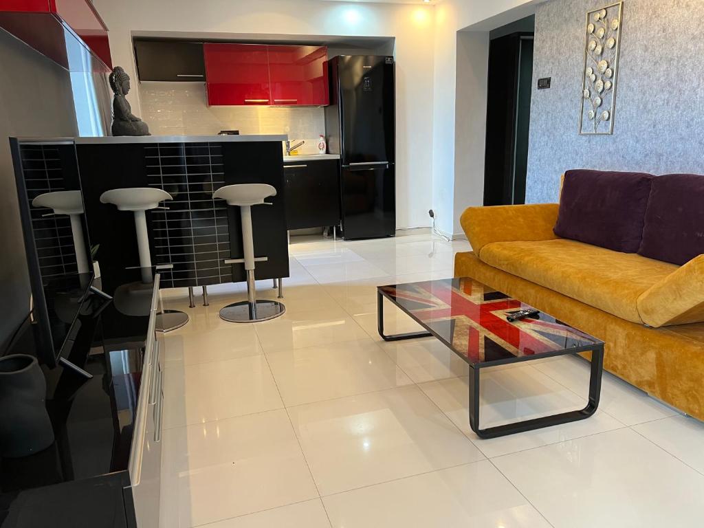 een woonkamer met een bank en een tafel bij APARTMENT 58 Unirii 75 H1 in Boekarest