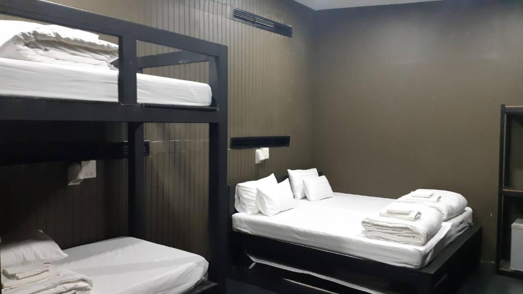 Bunk bed o mga bunk bed sa kuwarto sa Capsule Hostel Chiangkhan