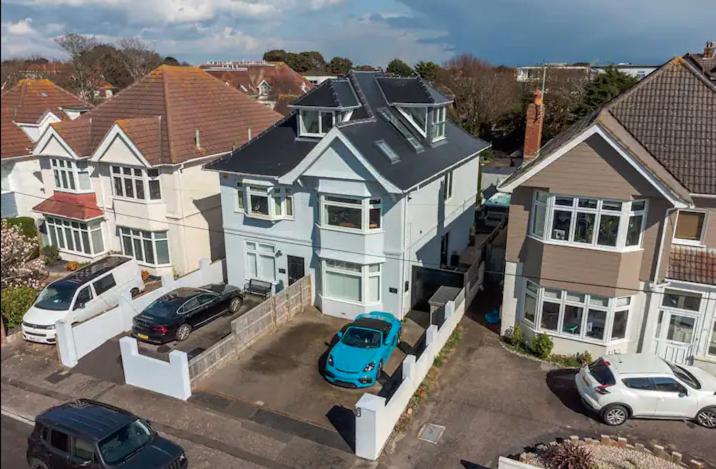 una vista aérea de una casa con coches aparcados en un aparcamiento en 1 Min to Beach, 8 Guests, Garden, Snug, Parking - Azure House en Bournemouth