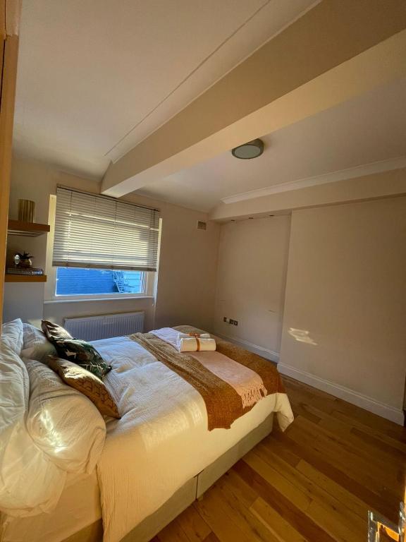 a bedroom with a large bed and a window at Luxury Home Angel Station in London