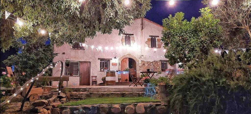 Llinars del VallèsMasia Can Felip B&B的一座带桌椅的庭院的古老房屋
