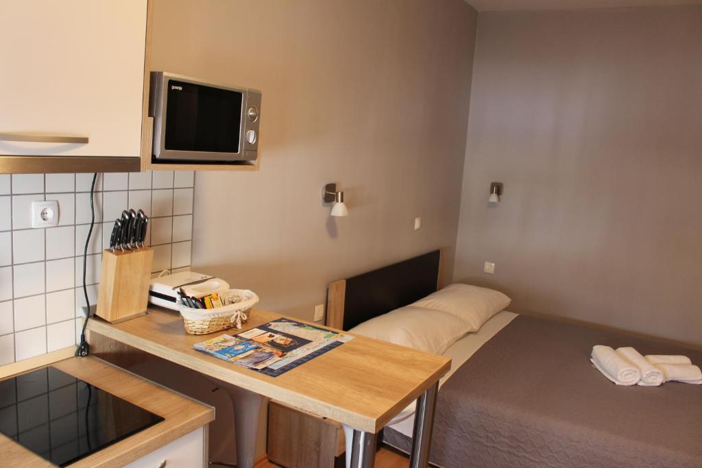 Televízia a/alebo spoločenská miestnosť v ubytovaní Beachside Apartments Znjan