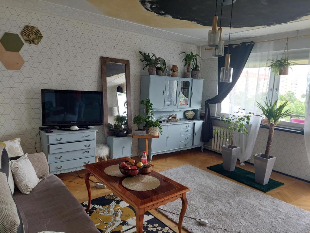 - un salon avec un canapé et une table basse dans l'établissement Alterra Apartment,13 legionowa street, flat, mieszkanie 41, à Białystok