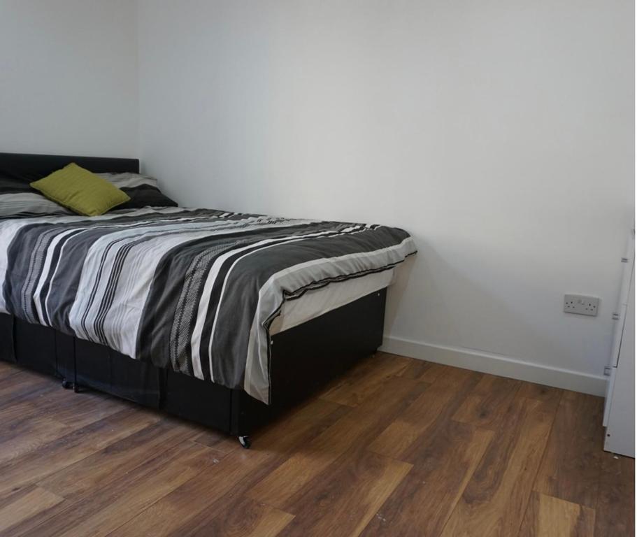 Dewsbury Town Centre Apartment, Dewsbury (updated prices 2024)