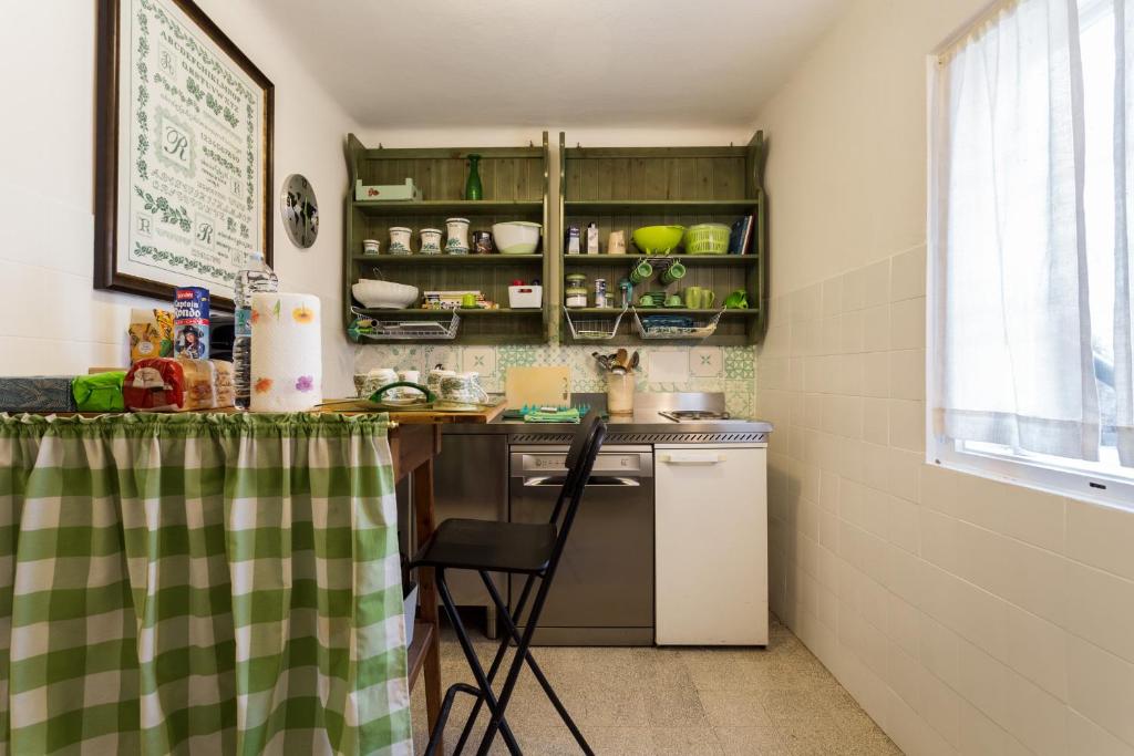 Kuchyňa alebo kuchynka v ubytovaní Le Giuggiole 5 posti letto in una casa ricca d'atmosfera