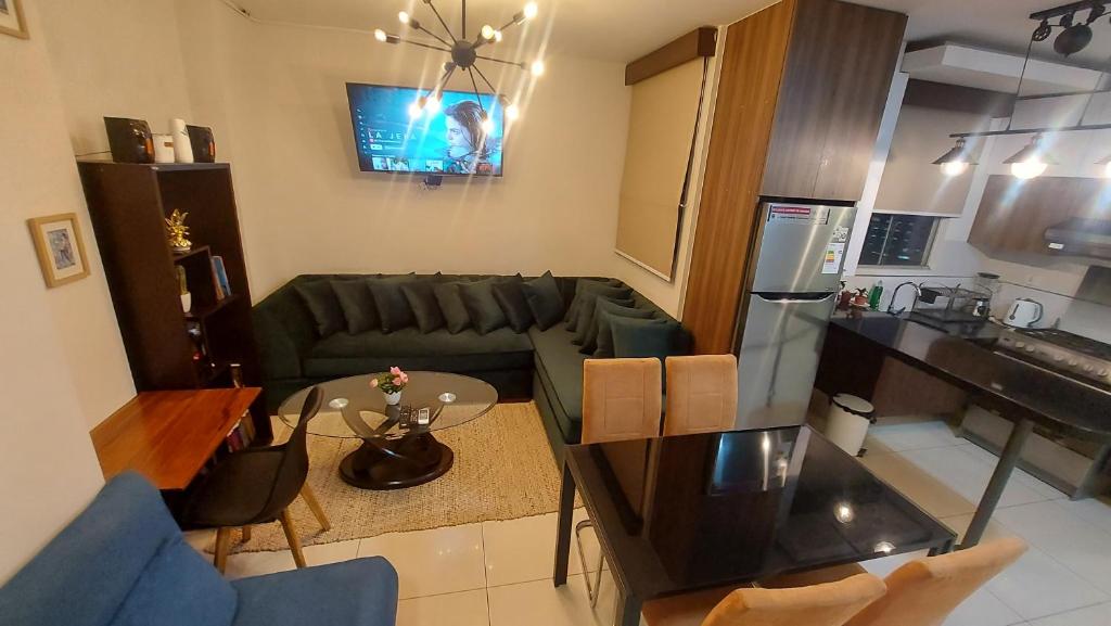 a living room with a couch and a table and a kitchen at Lujoso Apartamento Nuevo, cerca de todo, moderno 100% amoblado con Netflix, Parqueo gratuito y WIFI. LUXURY in Santa Cruz de la Sierra