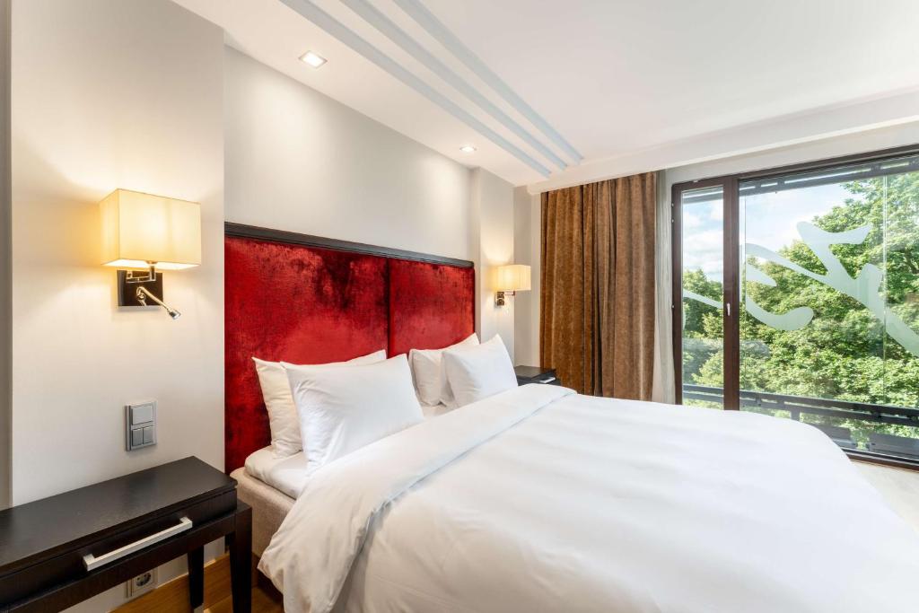 Gulta vai gultas numurā naktsmītnē Radisson Blu Elizabete Hotel, Riga