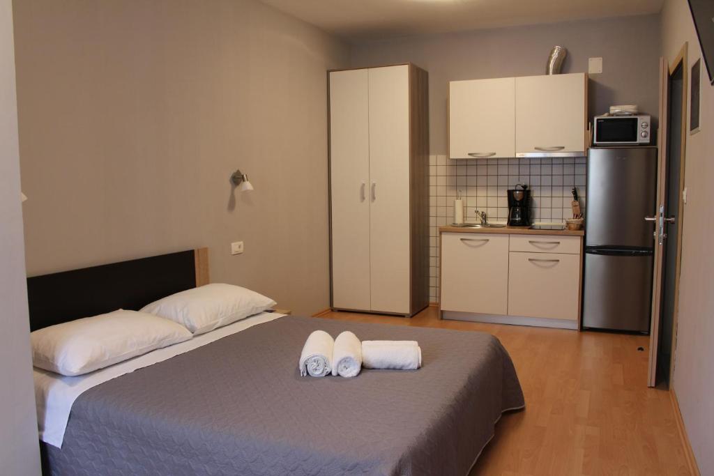 Posteľ alebo postele v izbe v ubytovaní Beachside Apartments Znjan