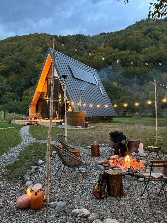 une tente avec une cheminée devant elle dans l'établissement Hygge Cabana, à Malaia