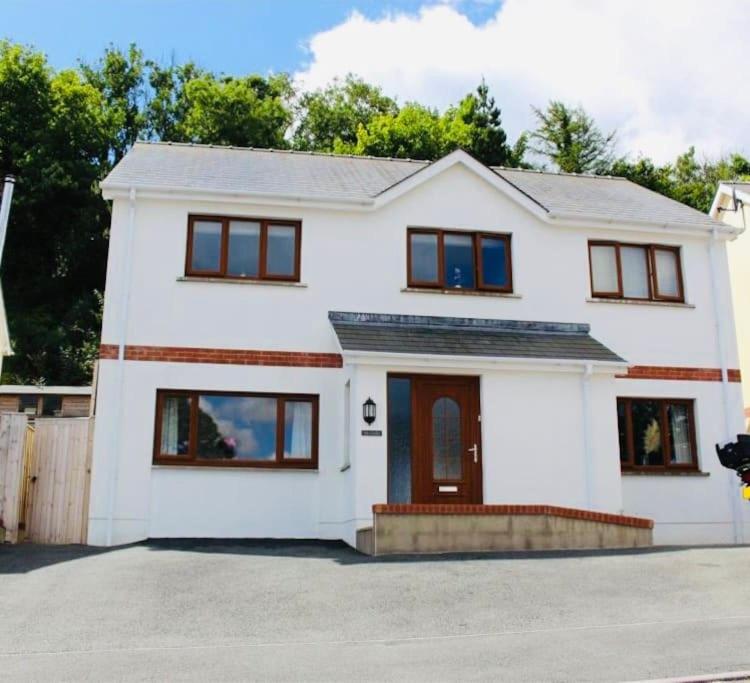 una casa bianca con finestre nere di Tide Cleddau impressive detached 4 bedroom home - Llanreath a Llanstadwell