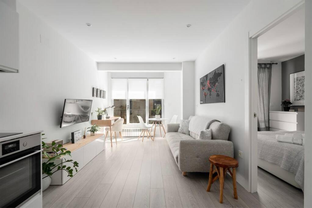 TV a/nebo společenská místnost v ubytování Apartamento junto a la playa ESS01177