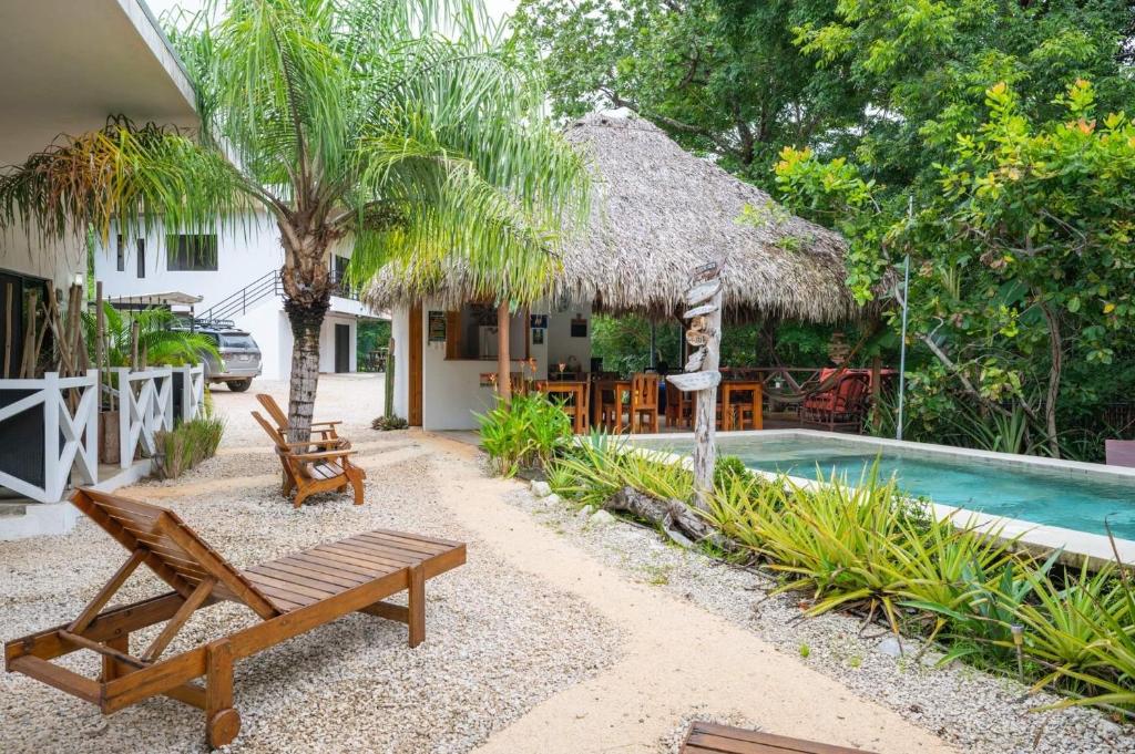 Bazén v ubytování Antema Lodge Secteur Tamarindo, piscine, yoga, gym, jungle et paix nebo v jeho okolí