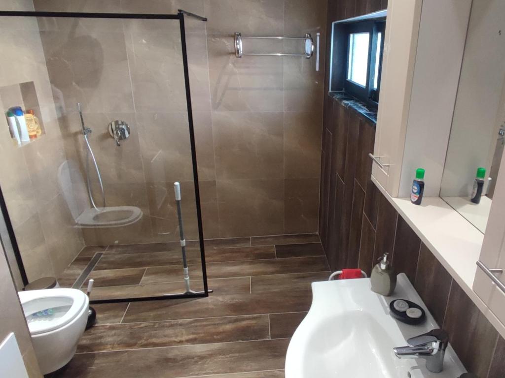 Promenade 3-Bedroom apartment with large balcony. - Image 7